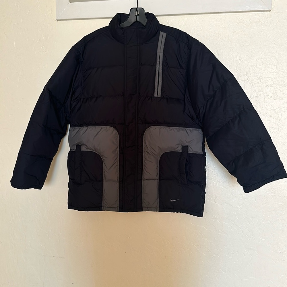 NIKE Winter Coat Used in very good condition fits Adult Small